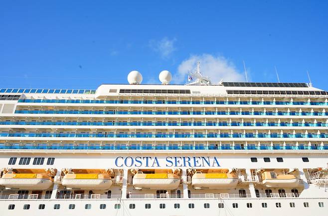 가로 길이 290.2m로 초고층 빌딩을 방불케 하는 코스타 세레나호