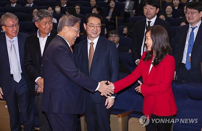 수미 테리 프로듀서와 악수하는 박진 외교부 장관 (서울=연합뉴스) 황광모 기자 = 박진 외교부 장관이 6일 오전 서울 종로구 외교부에서 열린 탈북 관련 다큐멘터리 영화 '비욘드 유토피아' 상영회에 참석해 이 영화를 제작한 수미 테리 박사와 인사하고 있다.
    비욘드 유토피아는 코로나19 직전 발생한 2건의 탈북 과정을 다룬 다큐멘터리 영화다. 수미 테리 박사는 전 CIA 연구원 출신으로 윌슨 센터 아시아 국장을 역임한 뒤 이 영화 제작자로 나섰다. 2023.11.6 hkmpooh@yna.co.kr