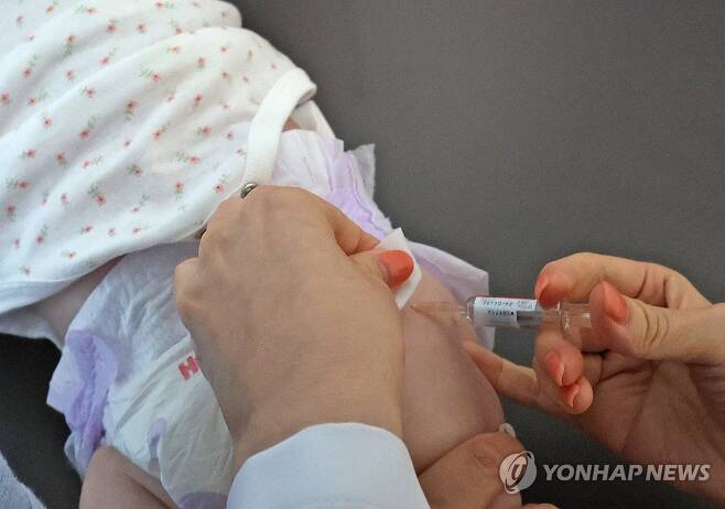 독감 접종하는 아기 [연합뉴스 자료사진]