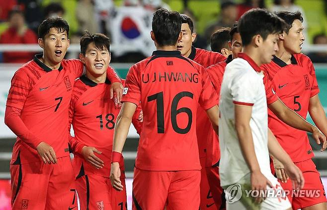 대한민국, 골 잔치 (수원=연합뉴스) 이지은 기자 = 17일 경기도 수원월드컵경기장에서 열린 축구대표팀 한국과 베트남의 친선경기. 후반전 이강인이 팀 다섯번 째 골을 넣은 뒤손흥민 등과 기뻐하고 있다. 2023.10.17 jieunlee@yna.co.kr