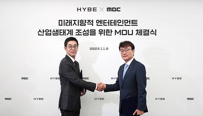 박지원 하이브 CEO(좌)와 안형준 MBC 사장(우) [하이브 제공. 재판매 및 DB 금지]