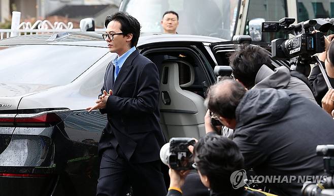 '마약 혐의' 경찰 출석하는 지드래곤 (인천=연합뉴스) 김인철 기자 = 마약 투약 혐의를 받는 가수 지드래곤(권지용)이 6일 오후 피의자 신분으로 소환 조사받기 위해 인천경찰청 마약범죄수사계 사무실이 있는 인천 논현경찰서로 출석하고 있다. 2023.11.6 yatoya@yna.co.kr