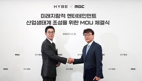 박지원 하이브 CEO(좌)와 안형준 MBC 사장(우) [하이브 제공. 재판매 및 DB 금지]