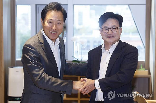 악수하는 오세훈 서울시장과 김병수 김포시장 (서울=연합뉴스) 김주성 기자 = 오세훈 서울시장(왼쪽)과 김병수 김포시장이 6일 오후 서울시청에서 김포시의 서울시 편입 방안 등에 대해 논의하기에 앞서 악수하고 있다. 2023.11.6 [공동취재] utzza@yna.co.kr