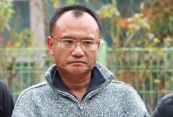 폭행과 강요, 마약류 관리에 관한 법률 위반 등의 혐의로 체포된 양진호 한국미래기술 회장이 2018년 11월 7일 오후 경기도 수원시 경기남부지방경찰청으로 압송되고 있다. (사진=연합뉴스)