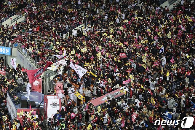 24일 오후 서울 송파구 잠실야구장에서 열린 '2022 신한은행 SOL KBO 포스트시즌' 플레이오프 1차전 키움 히어로즈와 LG 트윈스의 경기를 찾은 관중들이 열띤 응원전을 펼치고 있다. 2022.10.24/뉴스1 ⓒ News1 민경석 기자