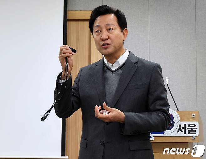 오세훈 서울시장이 7일 오전 서울 중구 서울시청 브리핑룸에서 휴대용 SOS 비상벨 '지키미'를 시연하고 있다.  2023,11.7/뉴스1 ⓒ News1 김진환 기자