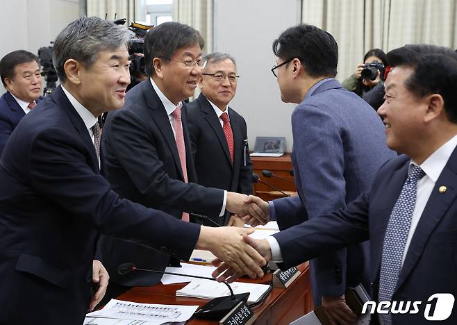 김대기 대통령 비서실장이 7일 서울 여의도 국회에서 열린 운영위원회의 대통령비서실 등에 대한 국정감사에서 홍익표 더불어민주당 원내대표와 인사를 나누고 있다. 2023.11.7/뉴스1 ⓒ News1 송원영 기자