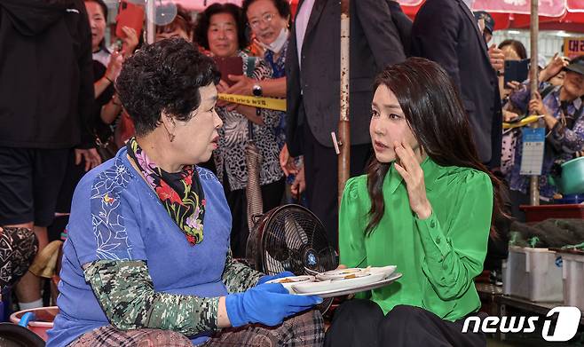 김건희 여사가 14일 부산 기장군 기장시장을 찾아 성게와 전복을 살펴보며 상인과 대화하고 있다. 2023.9.14/뉴스1 ⓒ News1 부산사진공동취재단