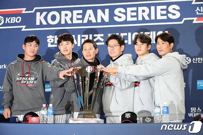 6일 오후 서울 송파구 잠실야구장에서 열린 프로야구 '2023 신한은행 SOL KBO 한국시리즈' 미디어데이 행사에서 양팀 감독과 선수들이 우승 트로피와 함께 기념촬영하고 있다. 2023.11.6/뉴스1 ⓒ News1 이승배 기자