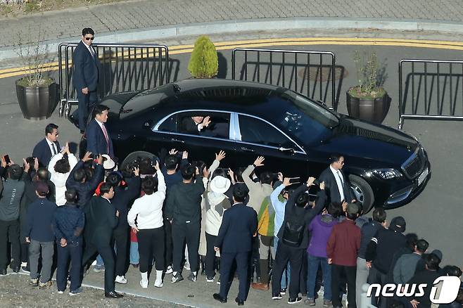 윤석열 대통령이 7일 오후 대구 달성군 유가읍 박근혜 전 대통령 사저를 찾아 환담을 마친 뒤 사저 앞에 몰린 지지자들을 향해 손을 흔들며 떠나고 있다. 2023.11.7/뉴스1 ⓒ News1 공정식 기자