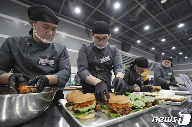 7일 서울 한국농수산식품유통공사에서 열린 '2023년 국제군인요리대회' 본선 경연에서 공군 방공관제사령부 '보라매 식당' 팀이 지정주제 미션인 '군대리아(햄버거빵) 경연'에 제출할 음식을 조리하고 있다. (국방일보 제공) 2023.11.7/뉴스1