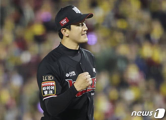 7일 오후 서울 송파구 잠실야구장에서 열린 프로야구 '2023 신한은행 SOL KBO 포스트시즌' 한국시리즈 1차전 kt 위즈와 LG 트윈스의 경기 5회말 2사 1,2루 상황을 무실점으로 마무리 지은 kt 선발 고영표가 기뻐하고 있다. 2023.11.7/뉴스1 ⓒ News1 이재명 기자