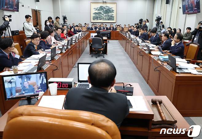 김대기 대통령 비서실장이 7일 서울 여의도 국회에서 열린 운영위원회의 대통령비서실 등에 대한 국정감사에서 의원들의 질의에 답변하고 있다. 2023.11.7/뉴스1 ⓒ News1 송원영 기자