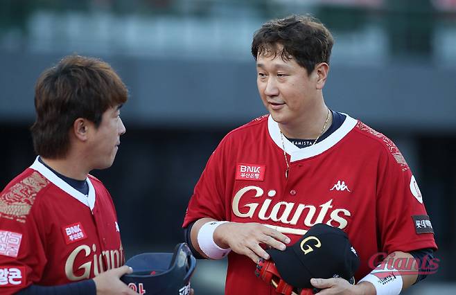 이대호(오른쪽)의 은퇴식에서 정훈. 사진제공=롯데 자이언츠