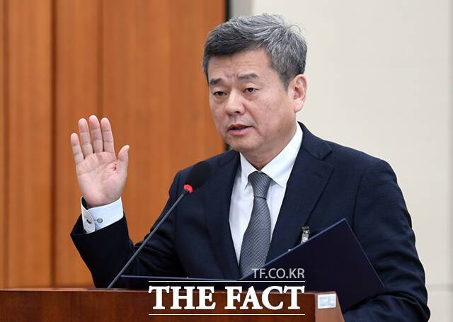 박민 KBS 사장 후보자가 7일 오전 서울 여의도 국회 과학기술정보방송통신위원회에서 열린 인사청문회에 출석해 증인 선서를 하고 있다.