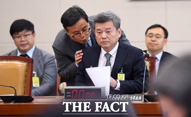 박민 KBS 사장 후보자가 7일 오전 서울 여의도 국회 과학기술정보방송통신위원회에서 열린 인사청문회에 출석해 실무자와 대화하고 있다.