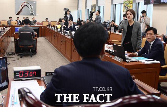 고민정 더불어민주당 의원이 7일 오전 서울 여의도 국회 과학기술정보방송통신위원회에서 열린 박민 KBS 사장 후보자 인사청문회에서 장제원 위원장에게 항의하고 있다.