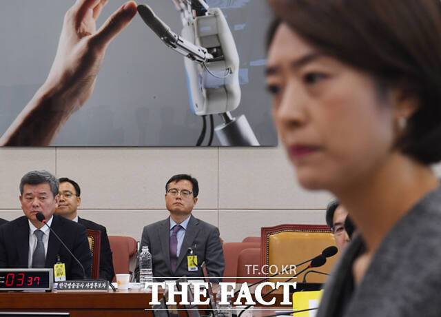 고민정 더불어민주당 의원이 7일 오전 서울 여의도 국회 과학기술정보방송통신위원회에서 열린 박민 KBS 사장 후보자 인사청문회에서 장제원 위원장에게 항의하고 있다. 왼쪽은 이를 지켜보는 박 후보자.