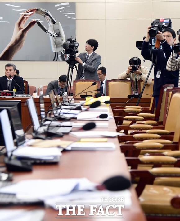 박민 KBS 사장 후보자에 대한 인사청문회가 7일 오전 서울 여의도 국회 과학기술정보방송통신위원회에서 열린 가운데, 더불어민주당 의원들이 집단 퇴장해 자리가 비어 있다.