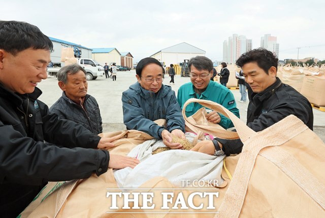 7일 심민 임실군수가 공공비축미 매입 현장을 찾아 애로사항을 청취하고 농업인들과 관계자들의 노고를 격려하고 있다. /임실군