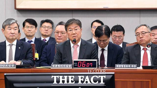 김대기 대통령 비서실장(가운데)이 7일 오전 서울 여의도 국회 운영위원회의 대통령 비서실 등에 대한 국정감사에 출석해 의원 질의에 답하고 있다./이새롬 기자