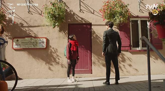 드라마 '도깨비'에서 김신(공유)과 지은탁(김고은)이 서울과 퀘벡을 오고 가는 빨간 문. /tvN