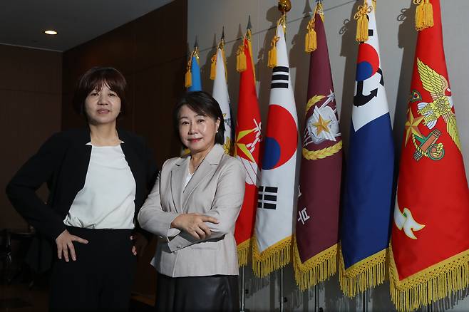 지난달 12일 오후 서울 용산구 국방컨벤션에서 국가보훈부 주관 여성 제대군인 간담회 행사에 참석한 박순향(왼쪽) 전 육군 소령과 이서인 전 육군 중령이 본지와의 인터뷰를 갖고 있다. / 장련성 기자