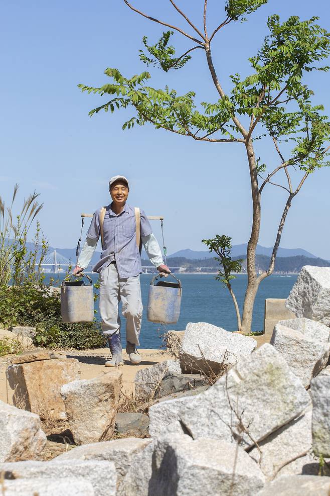 인터뷰를 한 지난 5일에도 백순삼씨는 매미성을 손보느라 분주했다. 그는 허름한 셔츠에 종아리까지 올라오는 장화를 신고 지게로 부지런히 시멘트를 날랐다. '포기하고 싶은 순간은 없었냐'는 질문에 백씨는 한참을 생각하더니 "없었다"며 "머릿속에 그려놓은 일을 실제 이뤘을 때의 성취감은 그 무엇과도 바꿀 수가 없다"고 했다. /이신영 영상미디어 기자