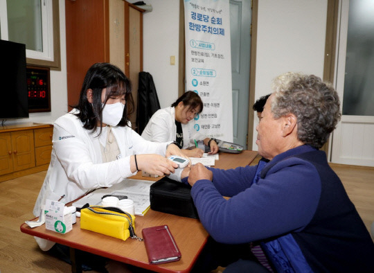 경로당 찾아 어르신 진료하는 태안군 '순회 주치의'. 사진=태안군 제공