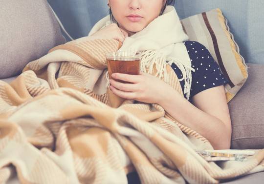 목을 통해 체온이 잘 소실되므로, 실내에서 추위를 느낀다면 목에 스카프를 두르는 게 도움된다./사진=게티이미지뱅크