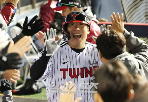 2023 KBO 프로야구 포스트시즌 LG트윈스와 kt위즈의 한국시리즈 1차전 경기가 7일 오후 서울 잠실야구장에서 열렸다. 1회말 1사 만루 문보경의 희생플라이 때 3루 주자 김현수가 홈인해 동료들의 축하를 받으며 기뻐하고 있다. 잠실=김민규 기자 mgkim1@edaily.co.kr /2023.11.07/