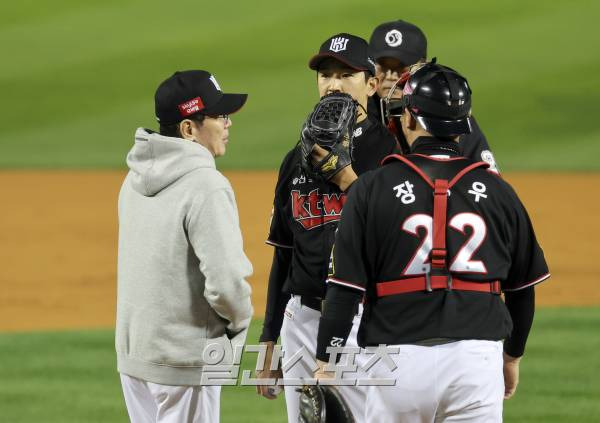 kt위즈와 LG 트윈스의 2023 KBO 한국시리즈 1차전 경기가 7일 오후 서울 잠실야구장에서 열렸다. kt 이강철 감독이 1회 마운드를 방문 흔들리는 선발 고영표를 진정시키고있다. 잠실=정시종 기자 capa@edaily.co.kr /2023.11.07.