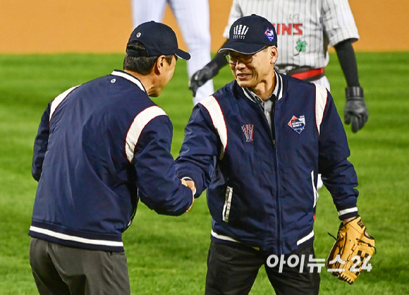 7일 오후 서울 송파구 잠실야구장에서 '2023 KBO 포스트시즌' LG 트윈스와 KT 위즈의 한국시리즈 1차전 경기가 열렸다.1994년 LG 우승 주역인 김용수와 김동수가 각각 시구와 시포를 마친 뒤 악수를 하고 있다. [사진=곽영래 기자]