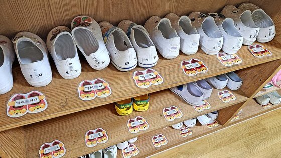 충북 청주 봉명초등학교의 한 교실 앞 신발장에 이름표가 붙어있다. 봉명초는 전교생 538명 중 절반 이상이 다문화 학생인 학교다. 장윤서 기자