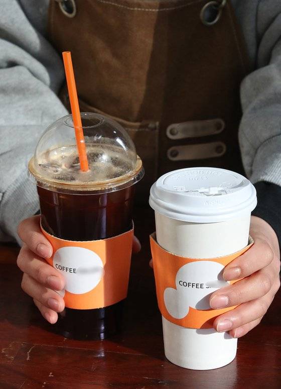 서울 시내 한 카페 내 1회용 플라스틱컵 사용 모습. 뉴스1