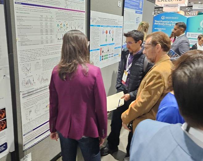 11월 1~5일 미국 샌디에고에서 열린 미국 면역항암학회(SITC)에서 관람객들이 네오이뮨텍의 포스터를 살펴보고 있다. 네오이뮨텍 제공
