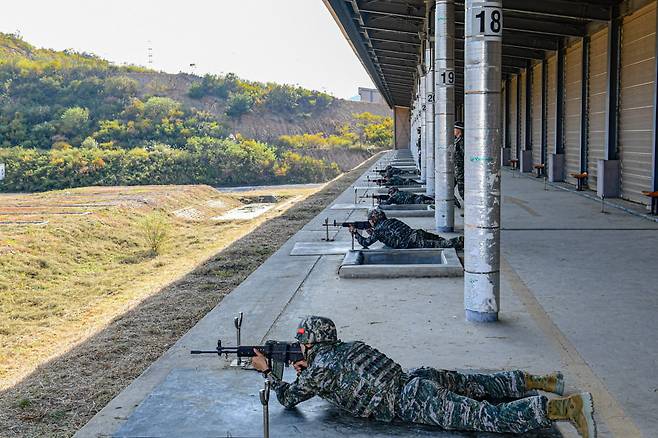 해병대 부사관 훈련생 403기가 사격 훈련을 받는 모습  /해병닷컴