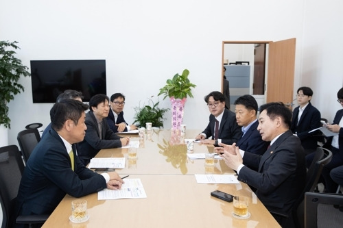 원희룡 국토교통부 장관이 7일 국회에서 국민의힘 유의동 정책위의장, 박정하 수석대변인을 만나 노후계획도시 특별법의 연내 국회 통과를 요청하고 있다. 2023.11.7