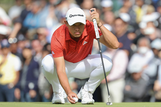 Collin Morikawa of the United States lines up a putt on the ninth green during the third round of Zozo Championship at Accordia Golf Narashino Country Club on Oct. 21 in Inzai, Chiba, Japan. [GETTY IMAGES]