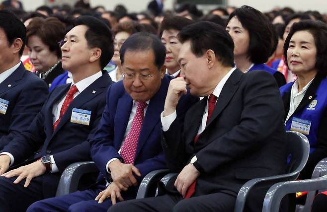 [대구=뉴시스] 조수정 기자 = 윤석열 대통령이 7일 대구 북구 엑스코에서 열린 2023년 바르게살기운동 전국회원대회에서 홍준표 대구시장과 대화하고 있다. 2023.11.07.