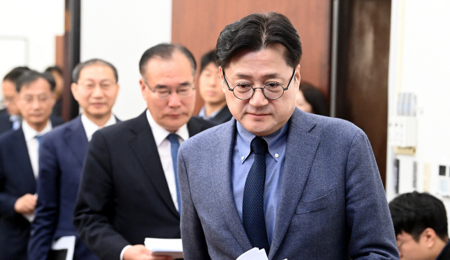 민주 “국힘, 편가르기 정치 중독” 7일 오전 국회에서 열린 더불어민주당 원내대책회의에서 홍익표(오른쪽) 원내대표를 비롯한 원내지도부가 회의실에 입장하고 있다.  곽성호 기자