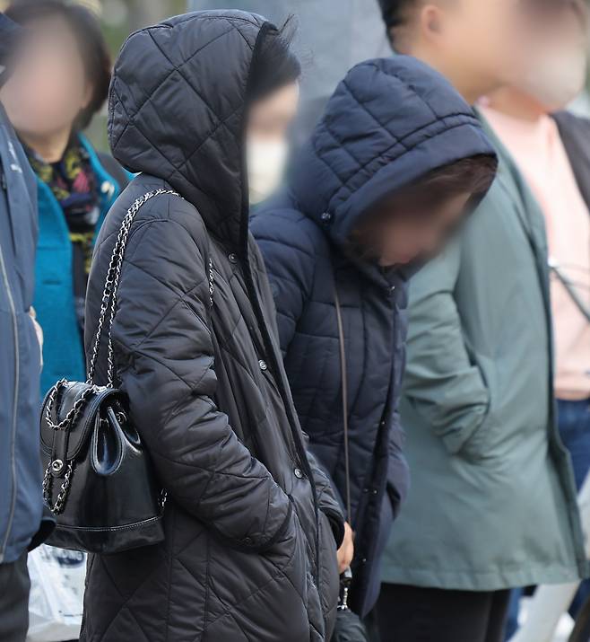 입동을 하루 앞둔 7일 오전 서울 종로구 광화문광장 인근에서 시민들이 두터운 옷을 입고 출근하고 있다. [연합]