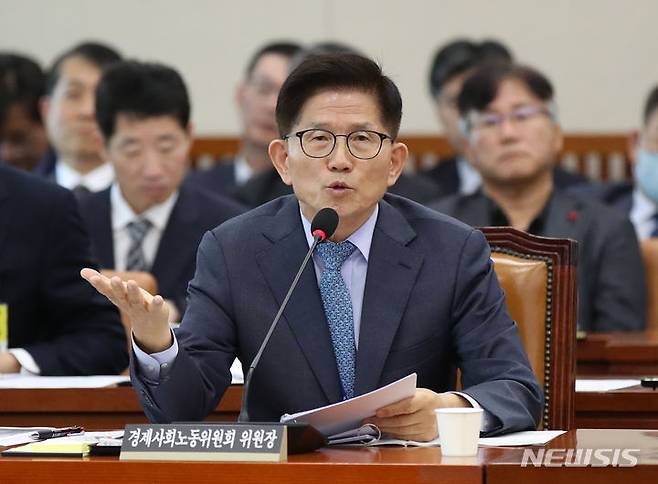 [서울=뉴시스] 고범준 기자 = 김문수 경제사회노동위원회 위원장이 지난달 17일 오전 서울 여의도 국회에서 열린 환경노동위원회 경제사회노동위원회 등에 대한 국정감사에서 자료제출 관련 답변하고 있다. 2023.10.17. bjko@newsis.com