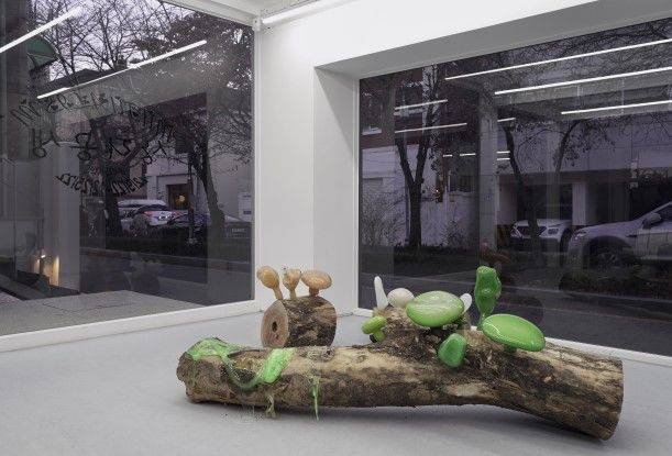 송세진_스웰 머쉬룸,2022, 나무, 슬라임, 블로잉유리,180x30x50cm *재판매 및 DB 금지