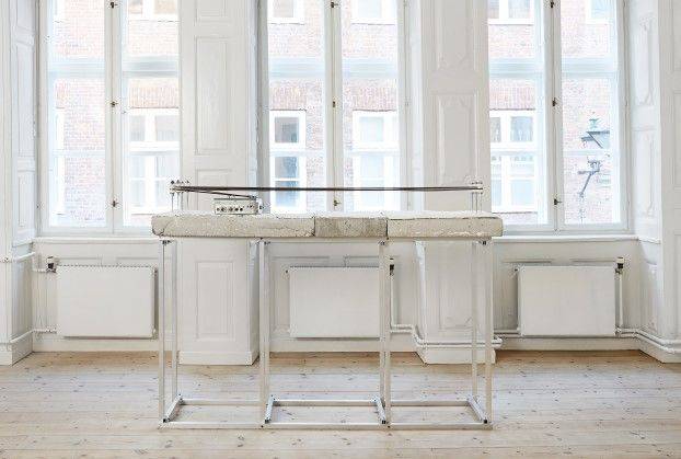 오웬 폴 아무어_Transient Simulation, 2013, 도자 (도기와 자기), 콘크리트, 알루미늄, 아연 도금, 스틸, 자기 테이프, 아날로그 테이프 머신, 129x183x50cm. *재판매 및 DB 금지