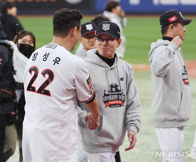 [수원=뉴시스] 김진아 기자 = 5일 경기 수원시 KT위즈파크에서 열린 2023 KBO 플레이오프 KT 위즈 대 NC 다이노스의 5차전 경기, 3대2로 승리한 KT 이강철 감독이 장성우와 인사하고 있다. 2023.11.05. bluesoda@newsis.com