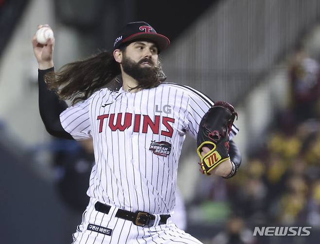 [서울=뉴시스] 김근수 기자 = 7일 서울 송파구 잠실야구장에서 열린 2023 KBO 포스트시즌 한국시리즈 1차전 LG 트윈스와 KT 위즈 경기, 1회초 LG선발 켈리가 역투하고 있다. 2023.11.07. ks@newsis.com