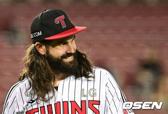 LG 켈리가 미소짓고 있다. / OSEN DB