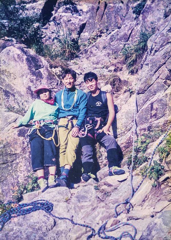 송 씨는 등반력이 탁월하다. 띠동갑인 지인들과 함께 1994년 설악산 천화대 리지를 올랐다.